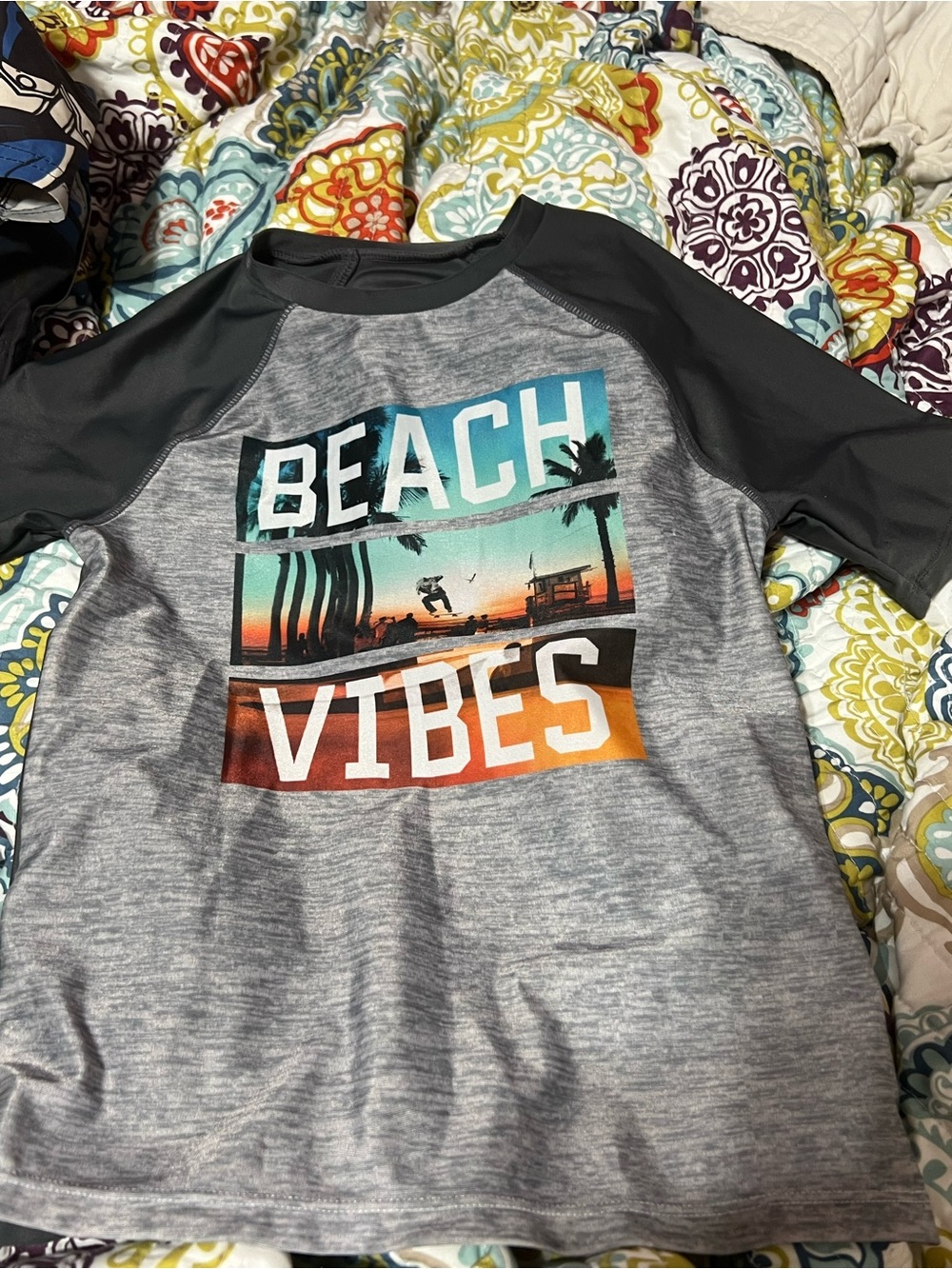 Boy’s Beach Vibes Kids' Short Sleeve Performance Top - Gray/Black Rash guard